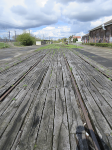 907475 Afbeelding van oude spoorrails op het terrein van de voormalige werkplaatsen van de Nederlandse Spoorwegen, bij ...